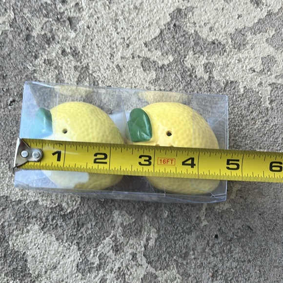 New lemon salt and pepper shakers - Picture 8 of 10